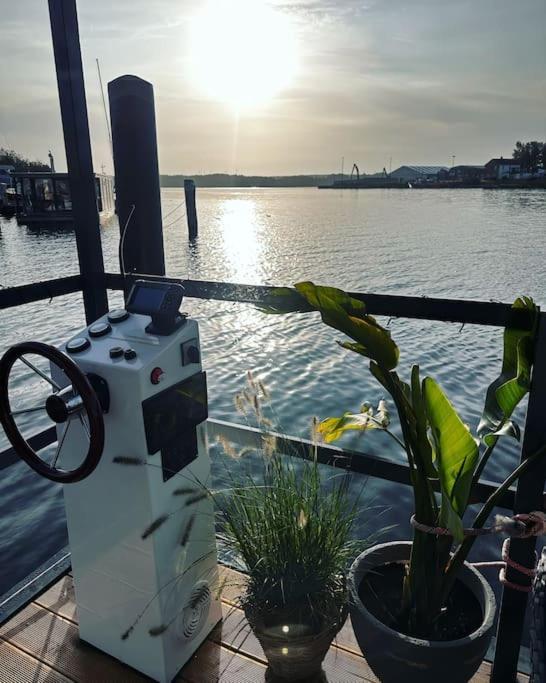 Premium Hausboot Trave Traum Apartment Lubeck Exterior photo